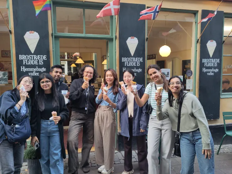 吃完晚餐一起去市中心吃冰淇淋