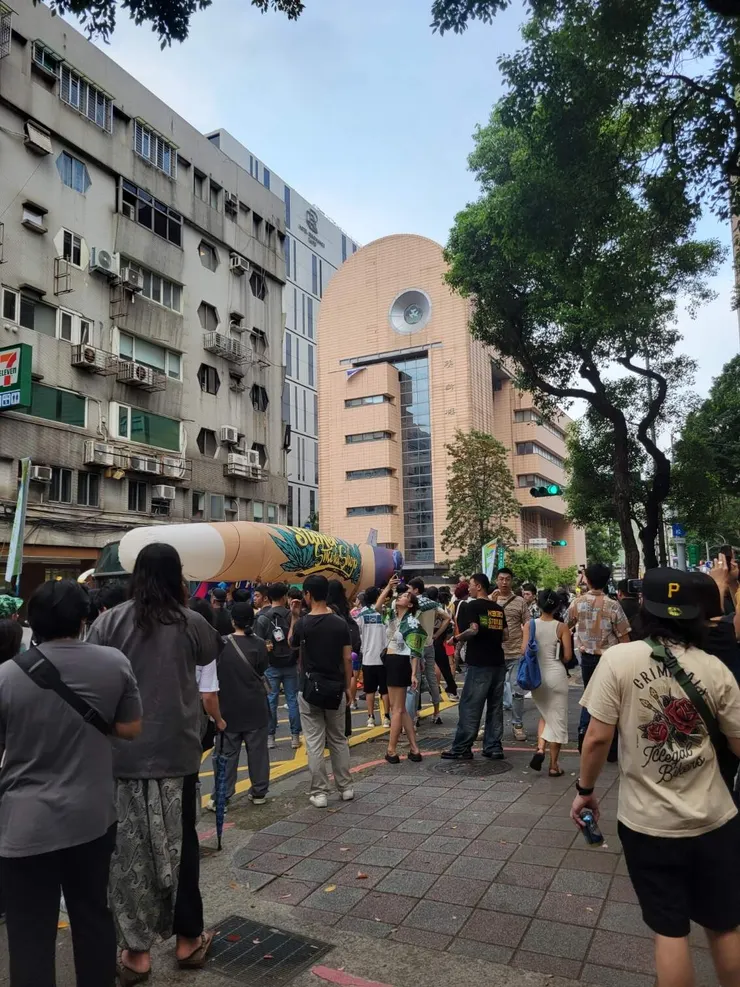 我伴侶看到巨無霸氣球時整個笑倒