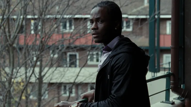 幫助布萊克填線上申請單的隔壁鄰居，也是位生活在底層勞工階級的青年。