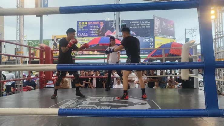 註2:圖為比賽畫面之一，右方為作者本人，左方為作者的對手。