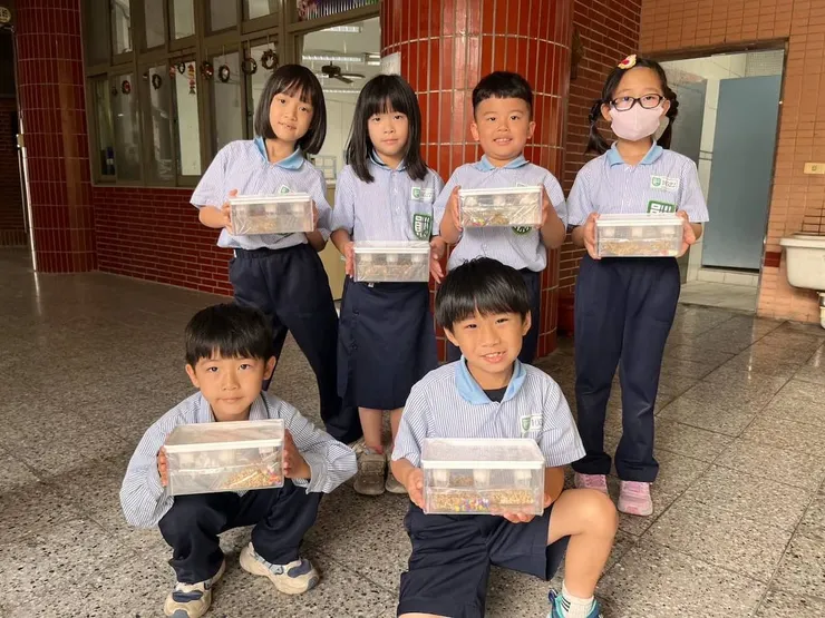 圖說：魚菜共生走入校園，學生展示親手完成的學習成果。（圖／水夢同行）