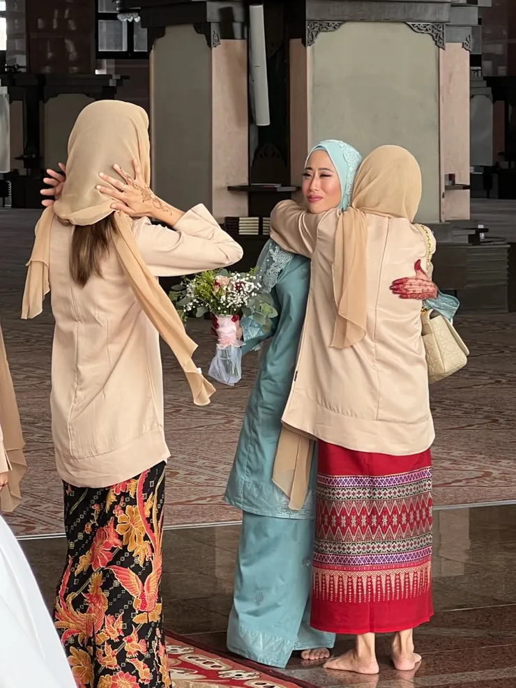 令人動容的擁抱