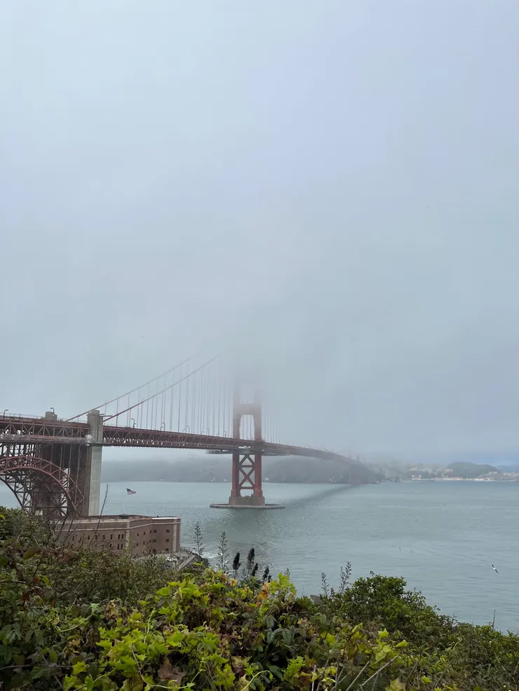 霧濛濛的金門大橋