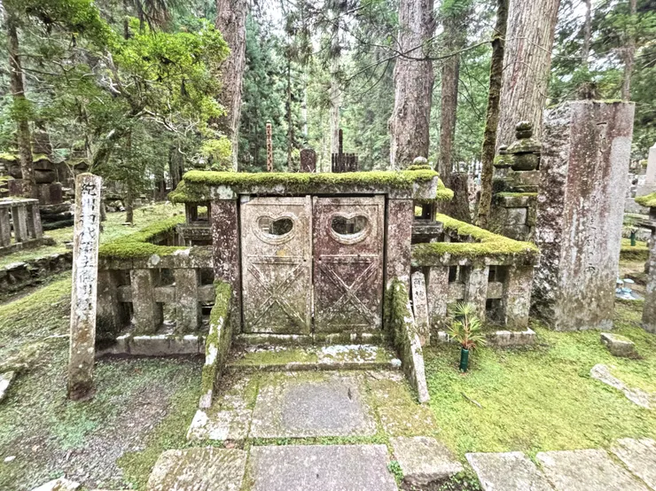 紀州藩第七代藩主德川宗將之墓,門上很像兩顆愛心(自行拍攝)