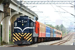 高雄機務段最後一趟廢車回送以R40做為後聯機車，可惜到彰化已經天黑，無法拍攝R40牽引廢車進場的畫面2022.2.23. 8796次 橋頭=岡山