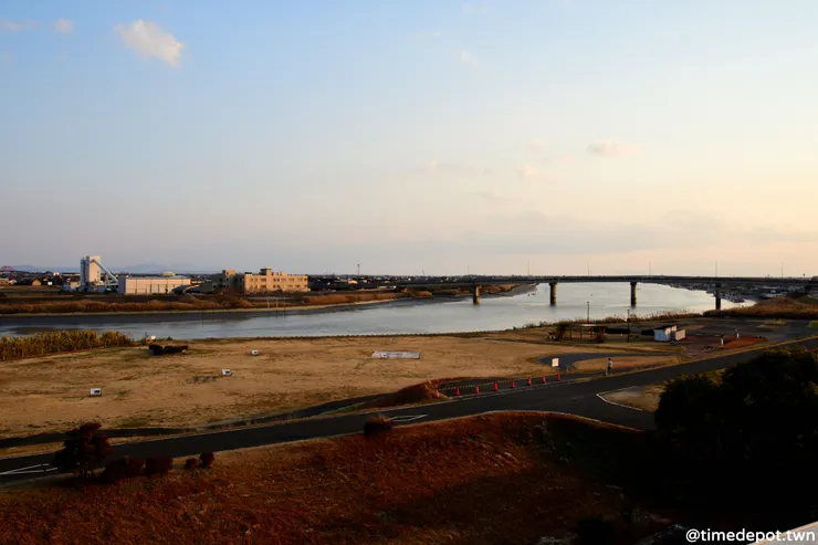 乍看之下就像是日常的河濱公園，但過去曾是維修大型船舶的三重津海軍所乾式船渠遺址