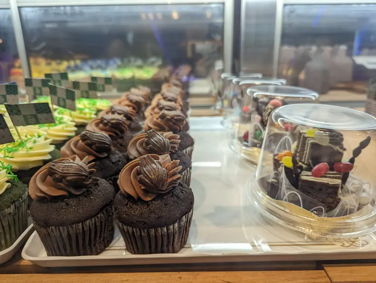 巧克力青蛙的杯子蛋糕好可愛～