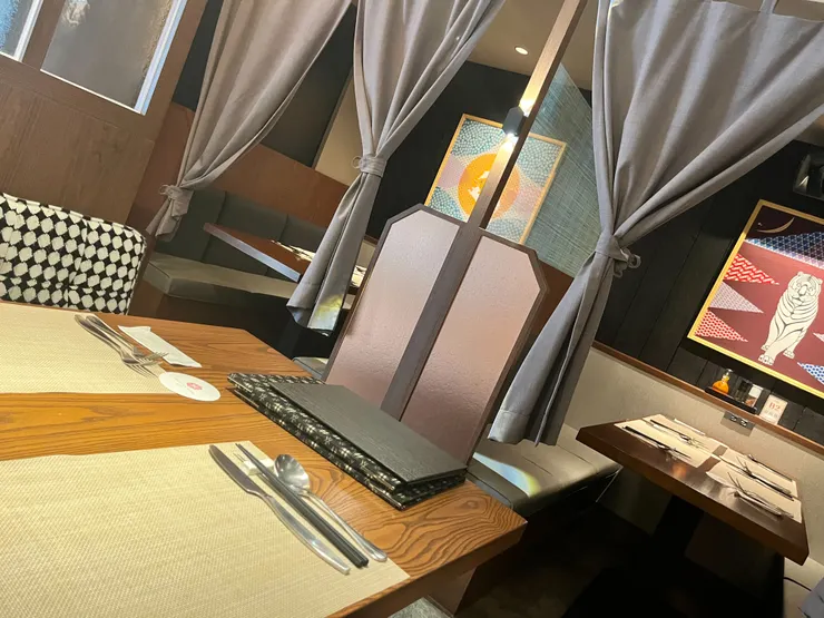 隔間包廂真的是很討喜的座位。