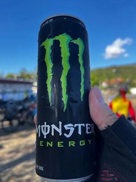 騎到休息站喝機能飲料