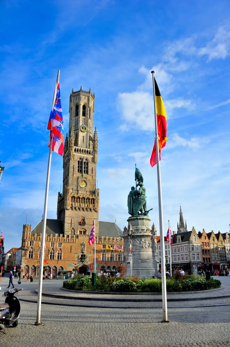 【集市廣場，鐘樓與廣場中央的Jan Breydel & Pieter de Coninck青銅雕像。】
