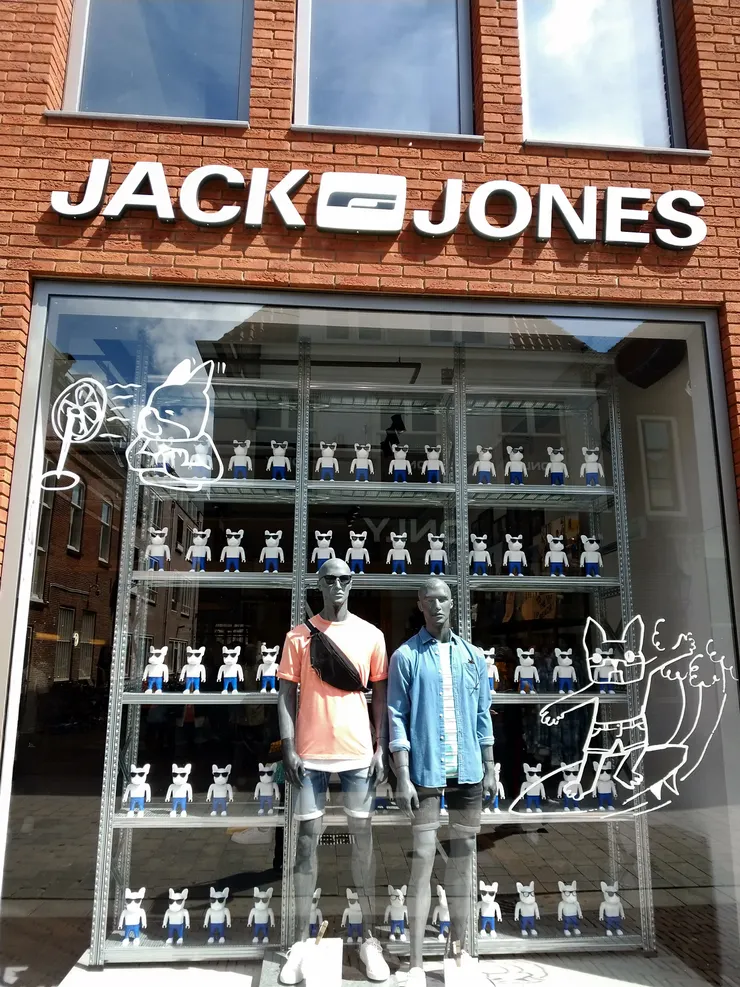 時尚品牌櫥窗很吸晴