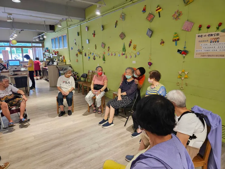 戲劇課程帶領失智長者照片2（社工協助重聽奶奶）