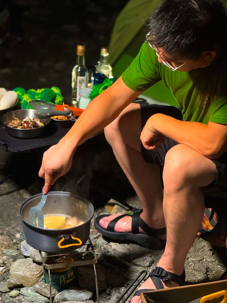 忙著餵飽我們的證舫~~真是辛苦他了~