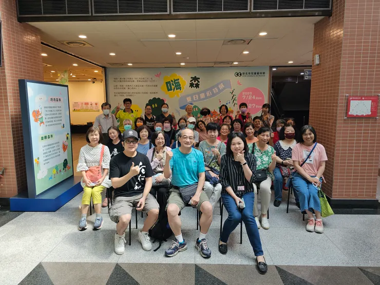 「嗨森！夏日童心特展」-响仁和鼓藝工坊第三代王藤(左)及新北市藝術教育深耕協會吳望如理事長(中)與新莊文化藝術中心志工團合影