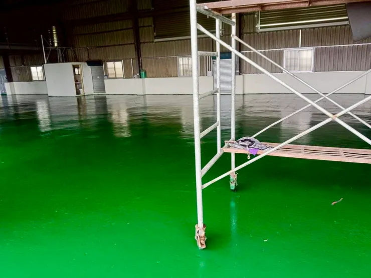 完工後的環氧樹脂地坪，高光澤、高耐磨，讓廠房展現出現代化專業感。