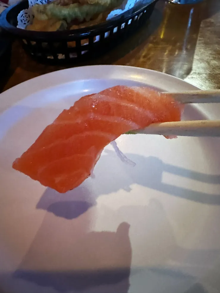 這厚度應該算生魚「塊」XD~怕客人吃不飽的概念？