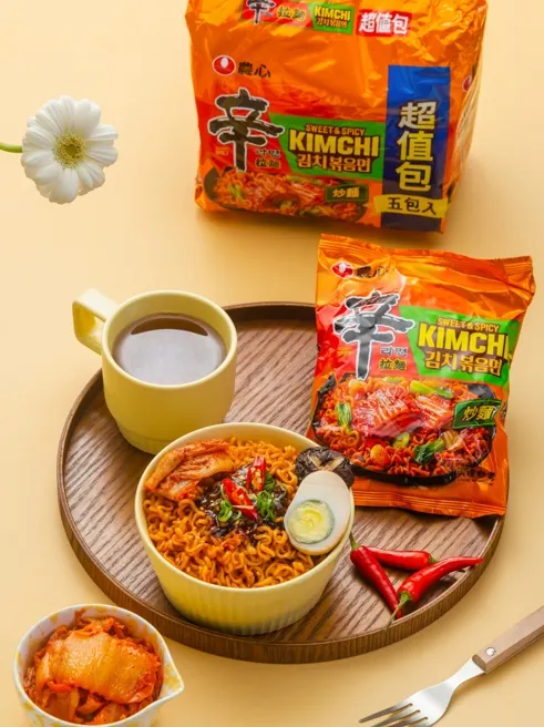 辛辣白菜炒麵濃郁的韓式乾拌泡麵。圖/農心提供