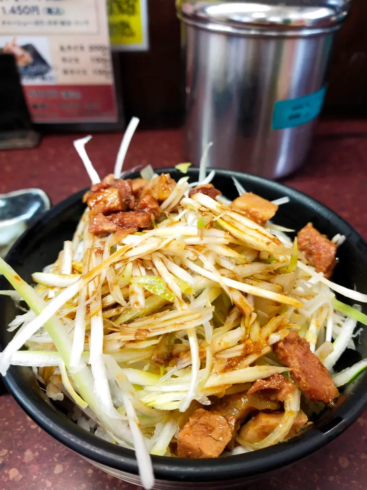 蔥絲飯-配上豬肉塊及白飯,滋味很不錯