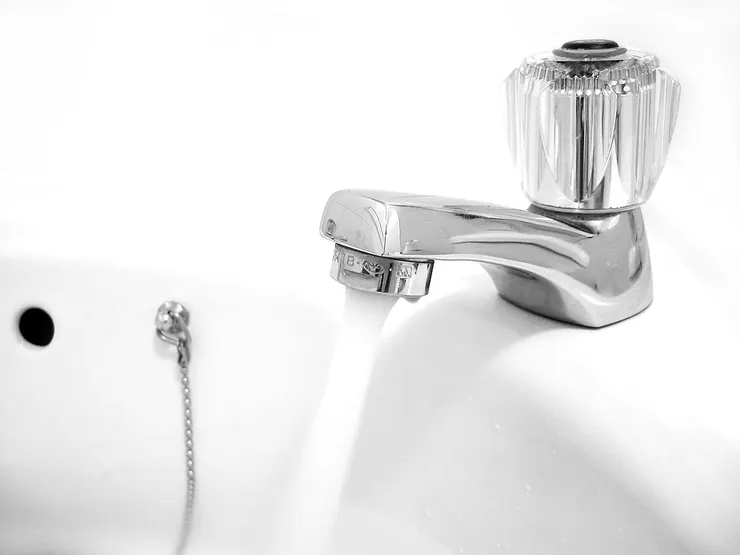 水龍頭是自來水的象徵。由 Matthew Bowden www.digitallyrefreshing.com - http://www.sxc.hu/photo/158242, Attribution