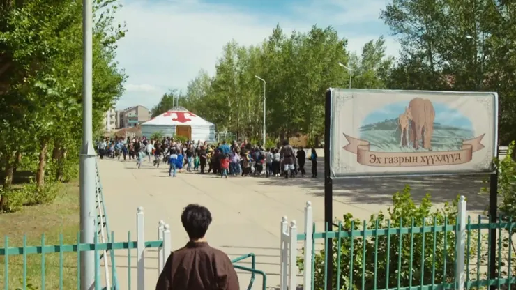 但同時他們也為眾多孤兒創造容身之地