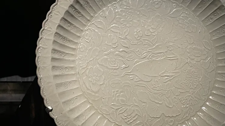 白瓷印花臥鹿圖百褶盤，定窯，故宮典藏