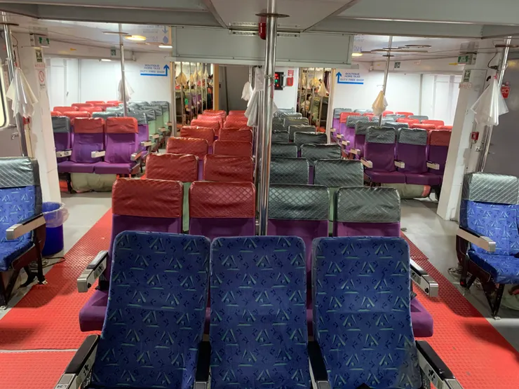 綠島之星三號的底層船艙，為什麼都沒人呢？因為這邊是前方座位，大家都知道「車前船後」這個心法