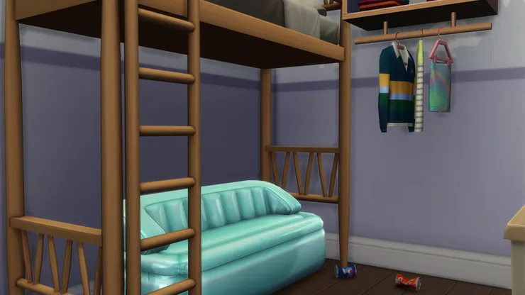 男孩年紀還小，所以從沙發站起來也不會撞到頭。