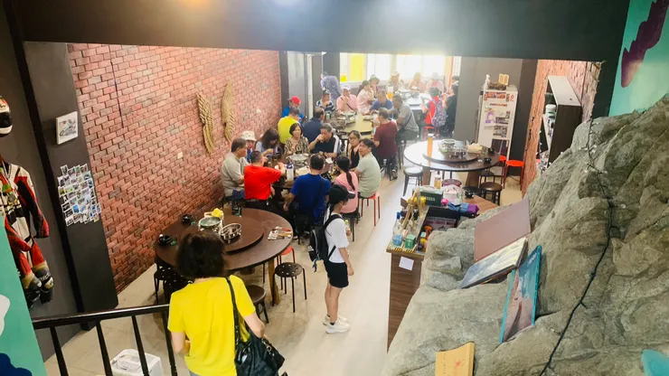 看來大家都飢腸轆轆在等待。