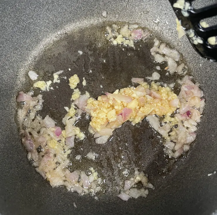 加入蒜末，注意別炒焦了