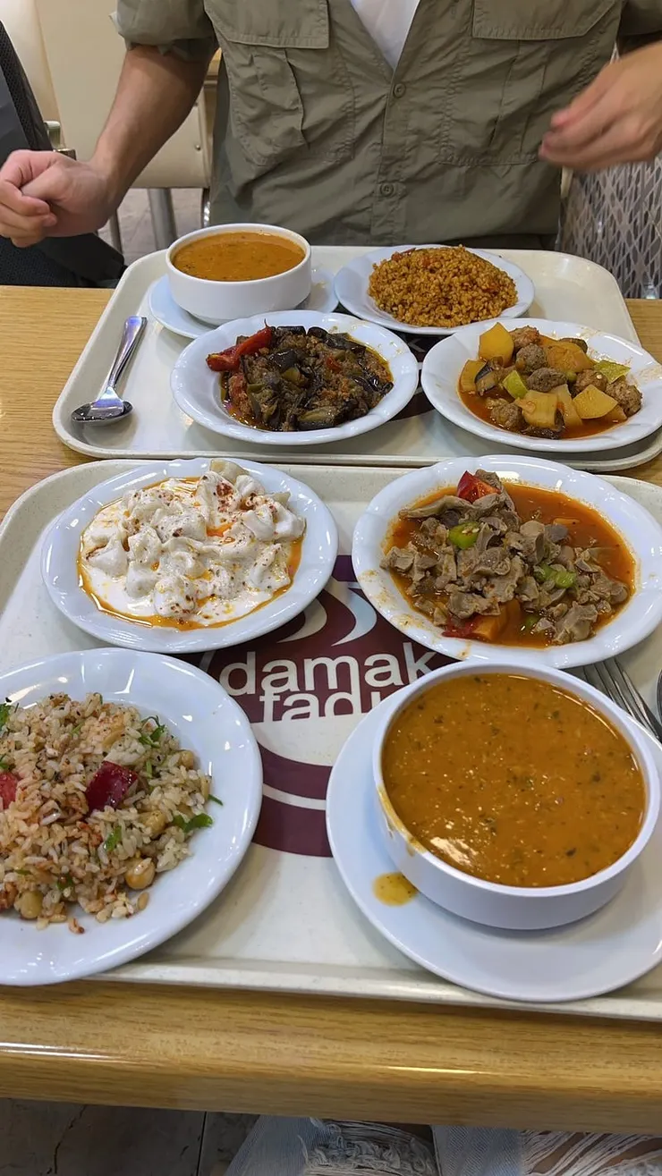 我們兩個各點了一份主食、湯，跟兩樣菜，有跟台灣味道很接近的炒茄子。