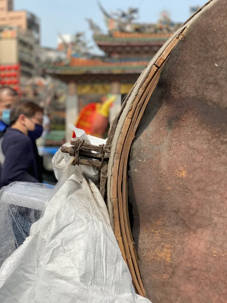 佛鼓的牛皮鼓面與鼓桶銜接處出現撕裂破損