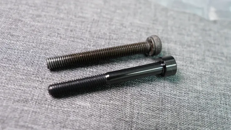 上面為原廠螺絲,頭部表面已經氧化