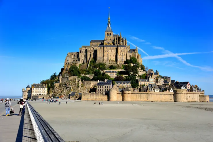 【從停車場到標的別偷懶搭接駁車 四十五分鐘走拍三公里絕不嫌多！三人一犬即將抵達目的地。】