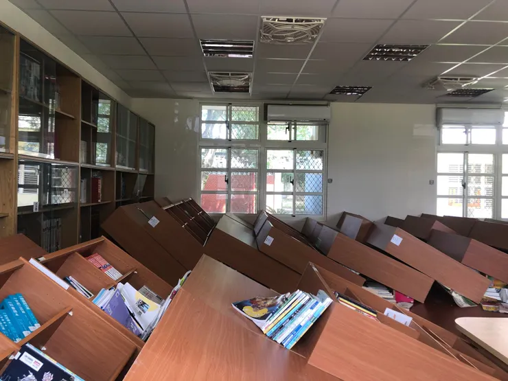 受骨牌效應倒塌的書櫃們！