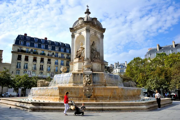 【廣場中央四主教噴泉嗚咽著不平！噴泉四個側面裝飾著四位著名主教的雕像，但他們都未能成為樞機主教，因此噴泉被戲稱為「四個非樞機主教噴泉」（Fontaine des quatre évêques qui ne furent pas papes），因此泉聲潺潺，聽來像在為他們鳴不平也合理的吧！】