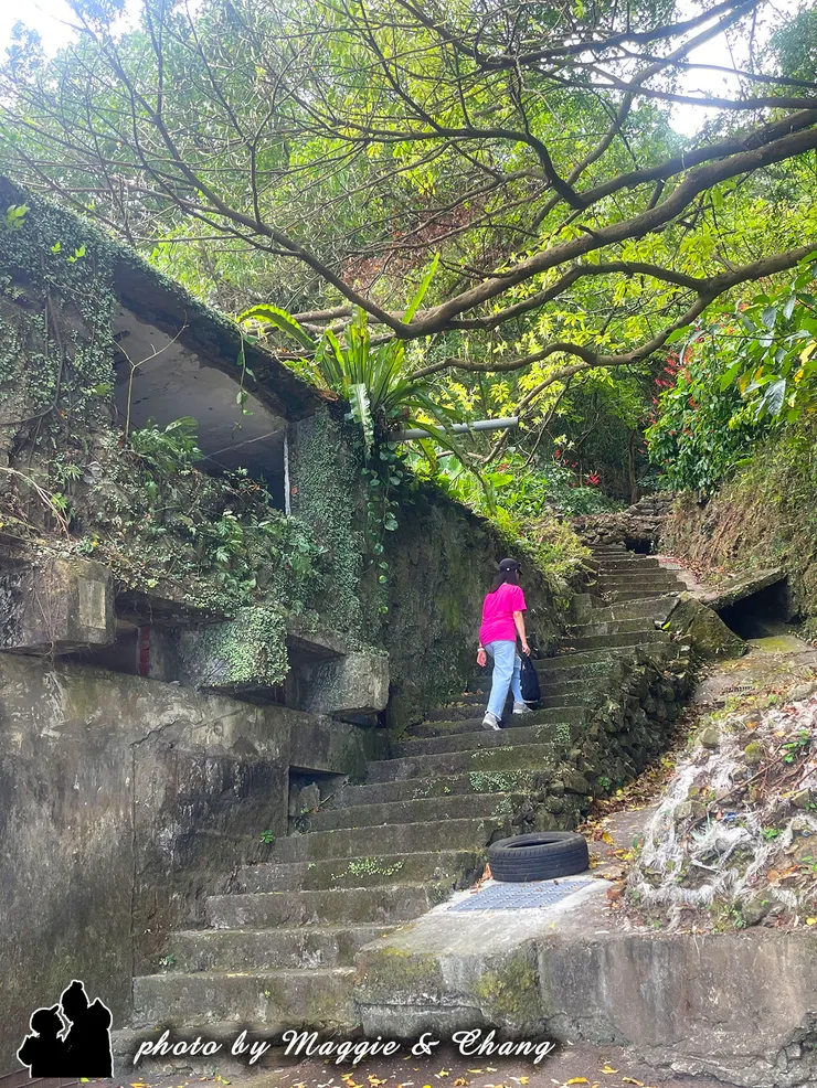 漫步走在石階上， 腳步不快不慢，像是在隨著心情擺動。 四周寧靜，空氣清新，彷彿時間都放慢了下來。 