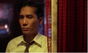 周慕雲在房間等待，不知道蘇麗珍會不會來，身後敲門聲響起。