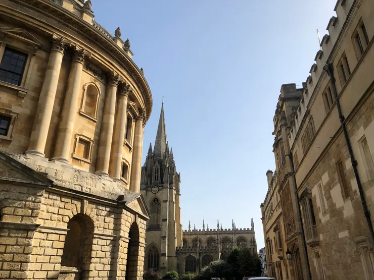 Radcliffe Camera被視為Bodelian Library館藏擴展書籍區及提供學生閱讀空間