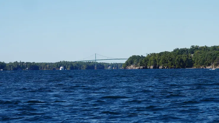 千島大橋由美國維護，美國端來的船會從橋下過。