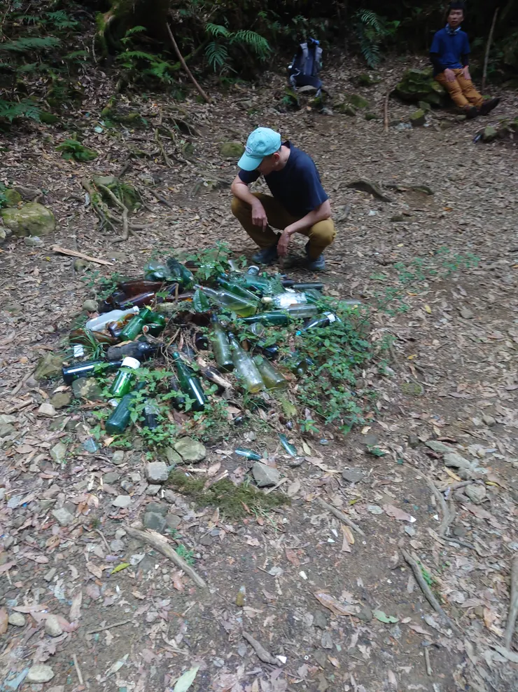 何董再找去年留下的酒瓶