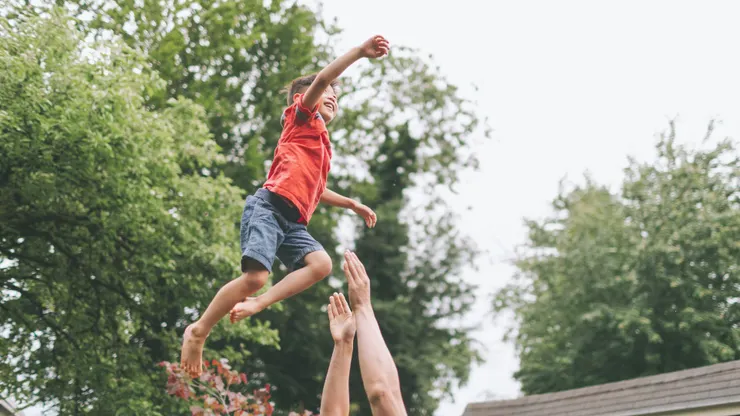 放手讓孩子自己去欣賞人生旅途上的風景（圖/Canva）