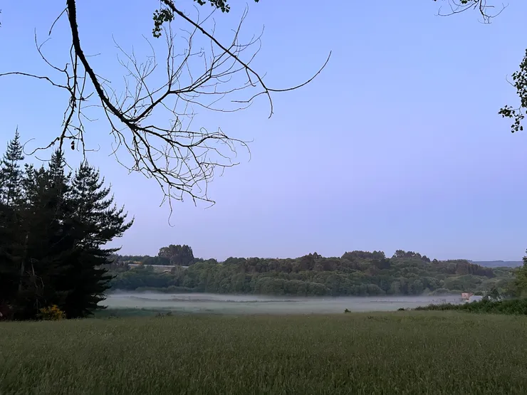 遠看以為是湖泊，近看原來是一層薄霧
