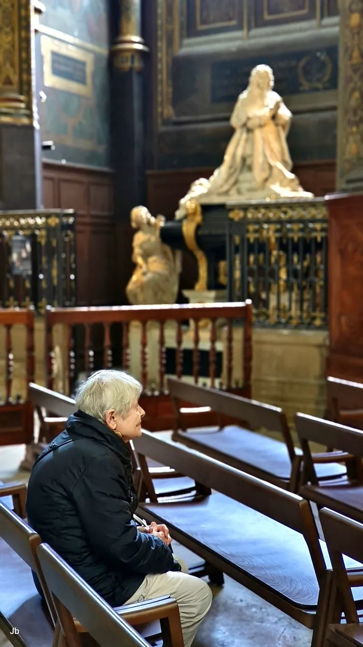 【聖猶士坦堂內部！虔誠的老婦。】