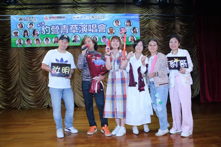 香港粉絲們與潘汝明合照