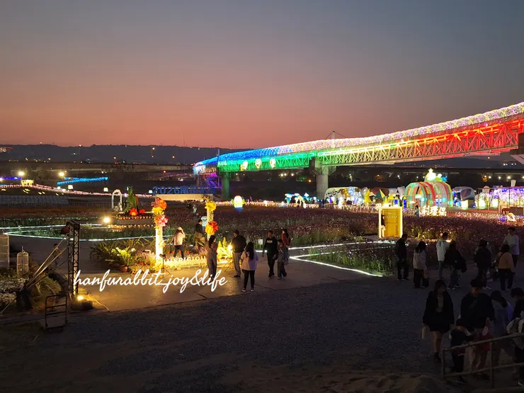 有花海跟遊樂設施,還有打卡拍照點