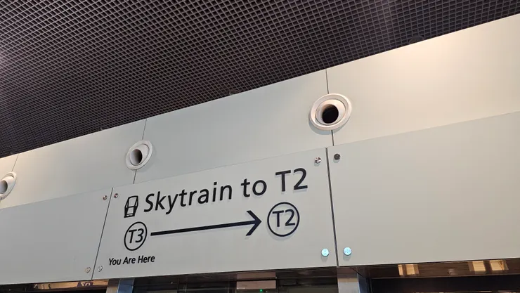 搭乘第二航廈往返第三航廈的電車可以看到星耀樟宜的大瀑布喔!