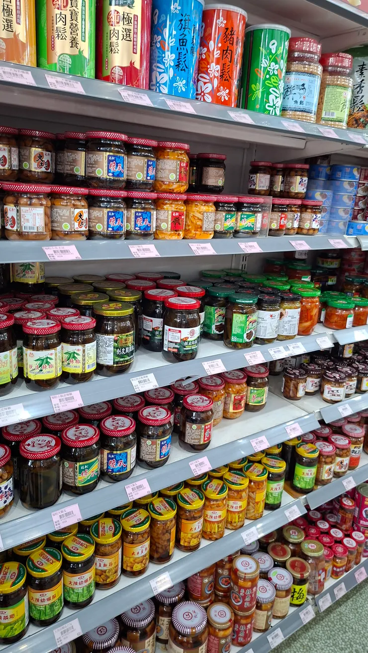 超商內還有很多罐頭食品