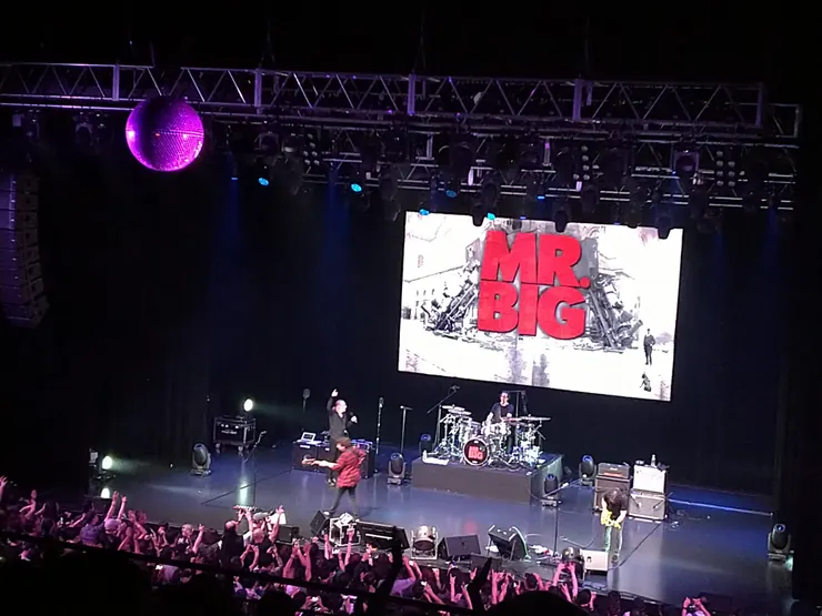 團員大換位：主唱跟鼓手改彈吉他，吉他手跑去打鼓，貝斯手變主唱。