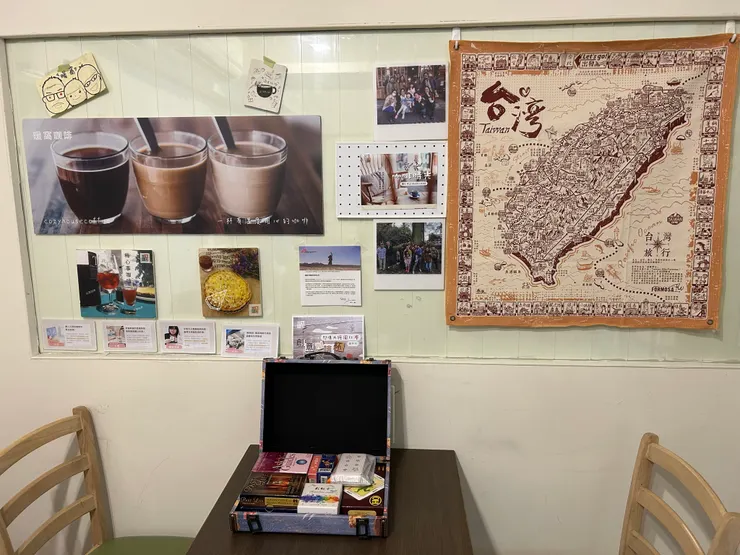 開店半小時後我就到了，所以我選了店內最角落的位置，客人通常會喜歡這種位子，我好喜歡牆上「臺灣」那塊掛布