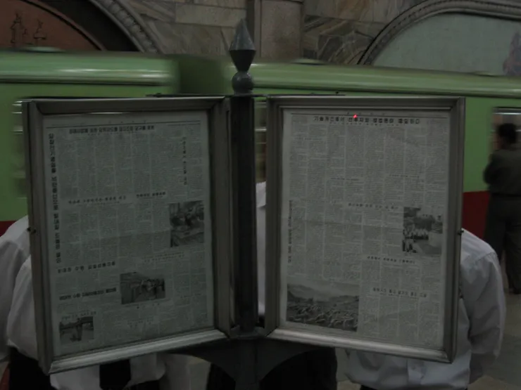 國營報紙亭，北韓民眾會｢自然而然｣地避開鏡頭。